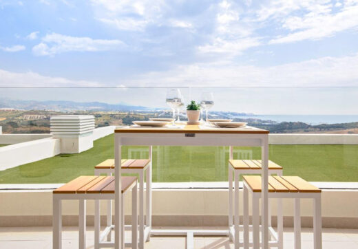 Long Term Rental: Ample ground floor apartment with panoramic sea views