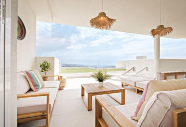 Long Term Rental: Ample ground floor apartment with panoramic sea views