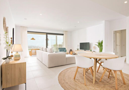 Long Term Rental: Ample ground floor apartment with panoramic sea views