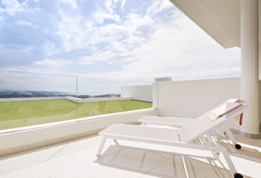 Long Term Rental: Ample ground floor apartment with panoramic sea views