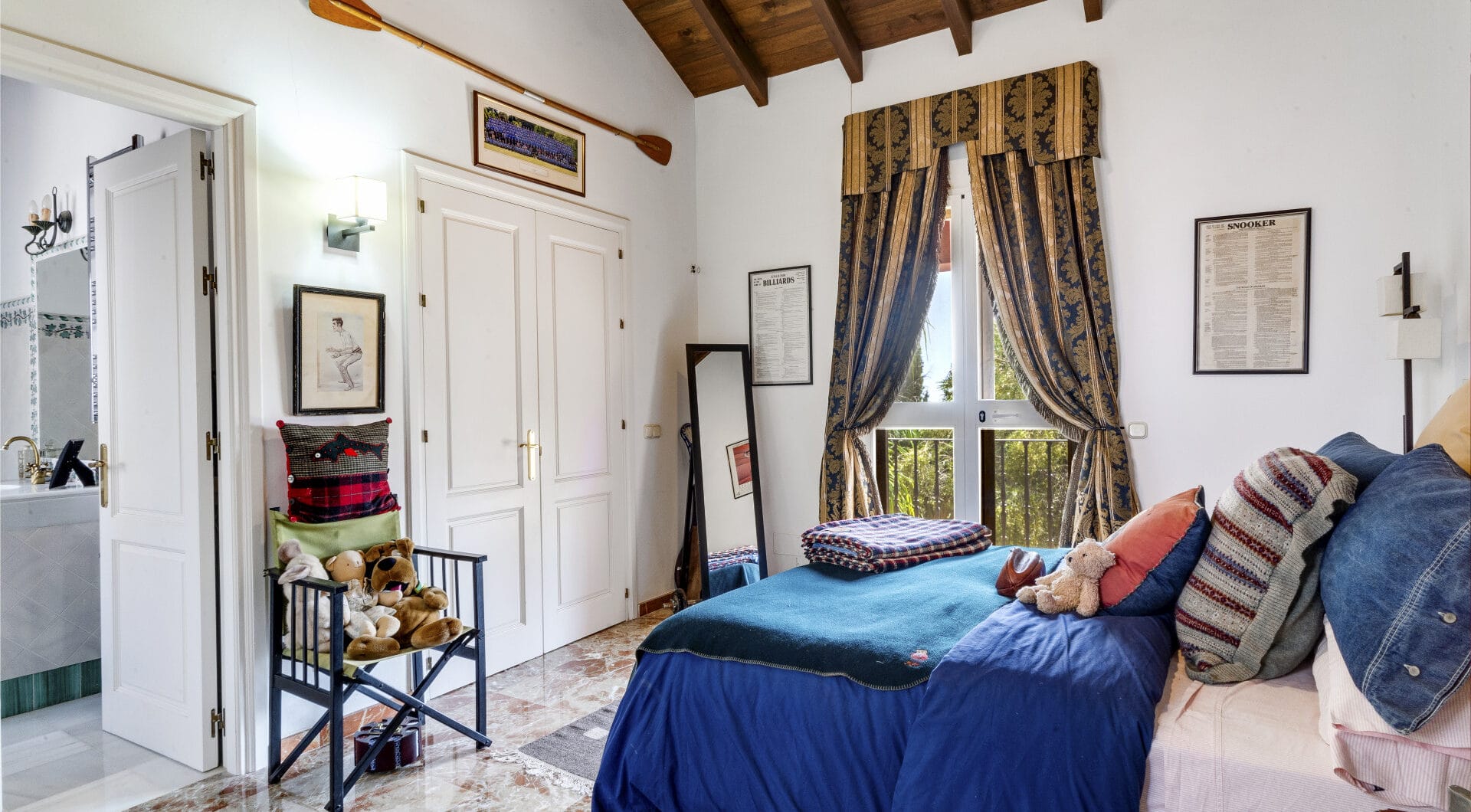Charming five-bedroom Andalusian style villa in the gated community Puerto de Los Almendros, Benahavis with guest apartment