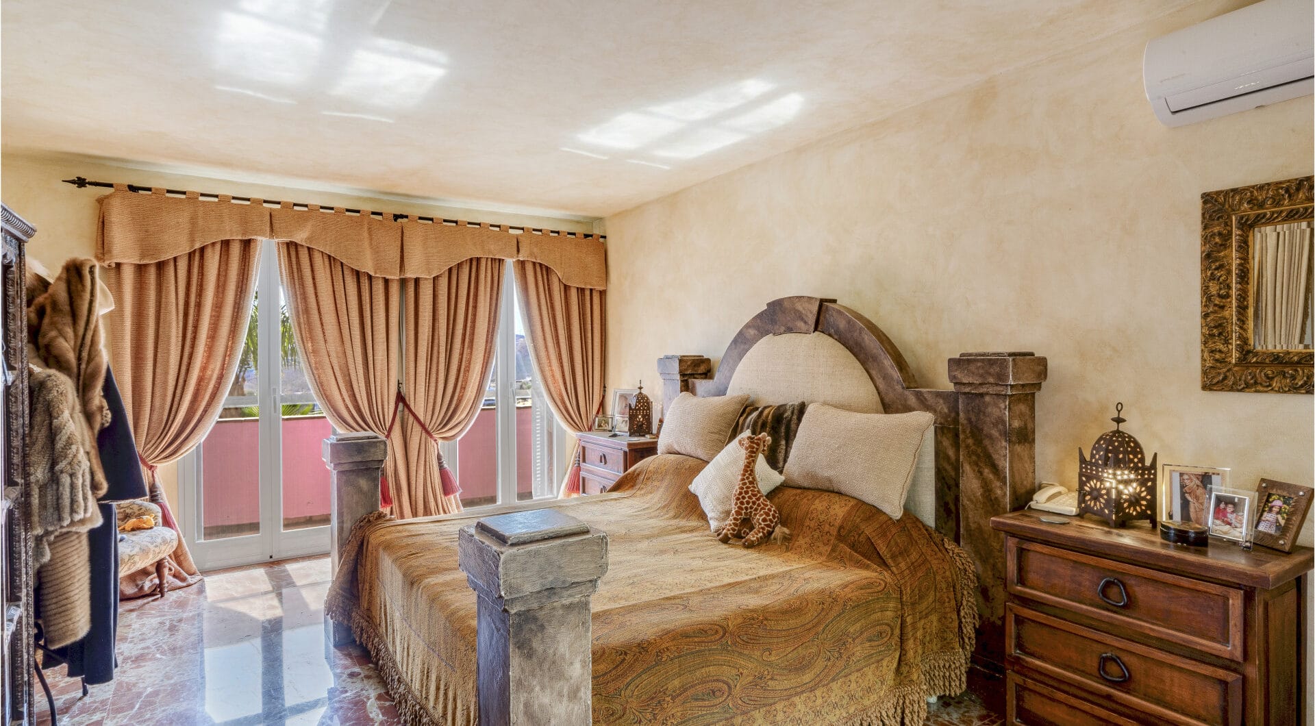 Charming five-bedroom Andalusian style villa in the gated community Puerto de Los Almendros, Benahavis with guest apartment