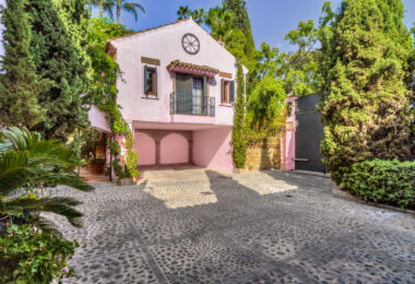 Charming five-bedroom Andalusian style villa in the gated community Puerto de Los Almendros, Benahavis with guest apartment