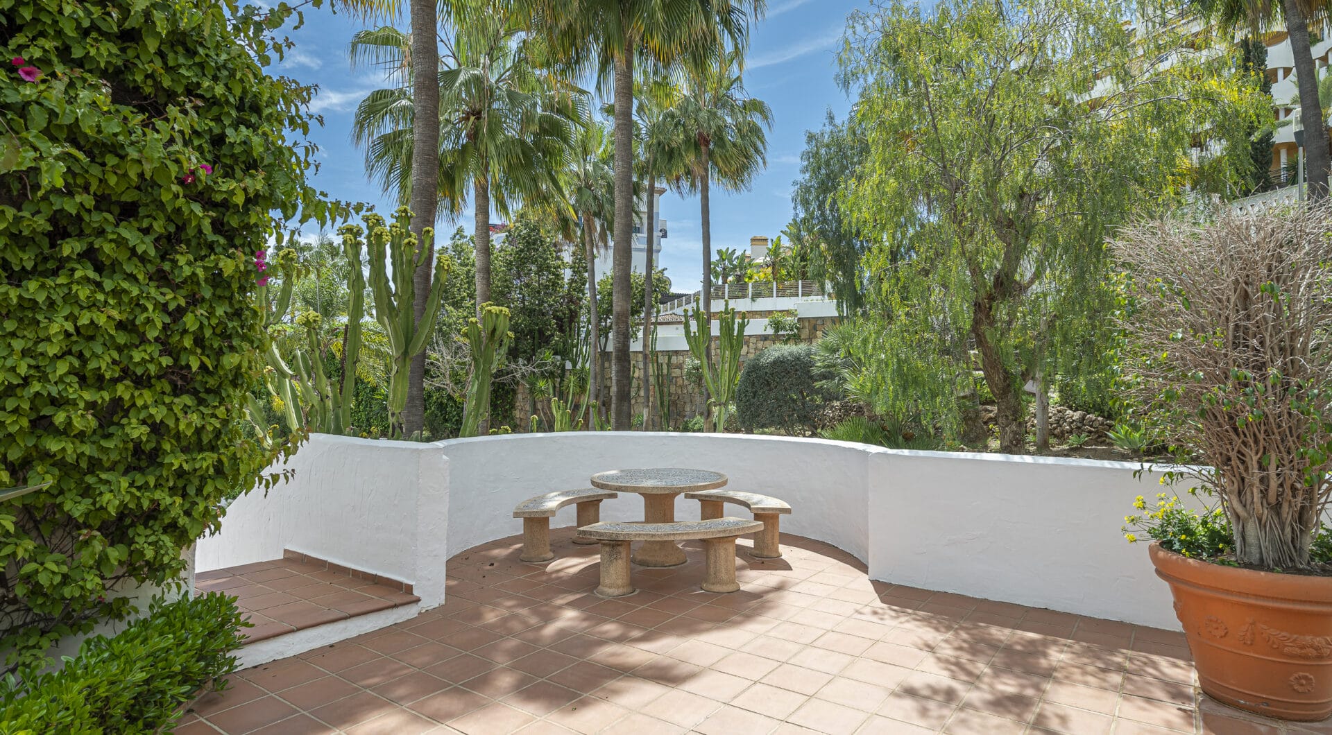 Beautifully renovated three-bedroom, east facing apartment, located in one of the most desirable complexes in Nueva Andalucia, La Maestranza.