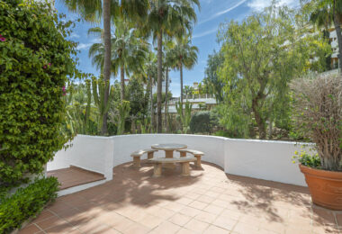 Beautifully renovated three-bedroom, east facing apartment, located in one of the most desirable complexes in Nueva Andalucia, La Maestranza.