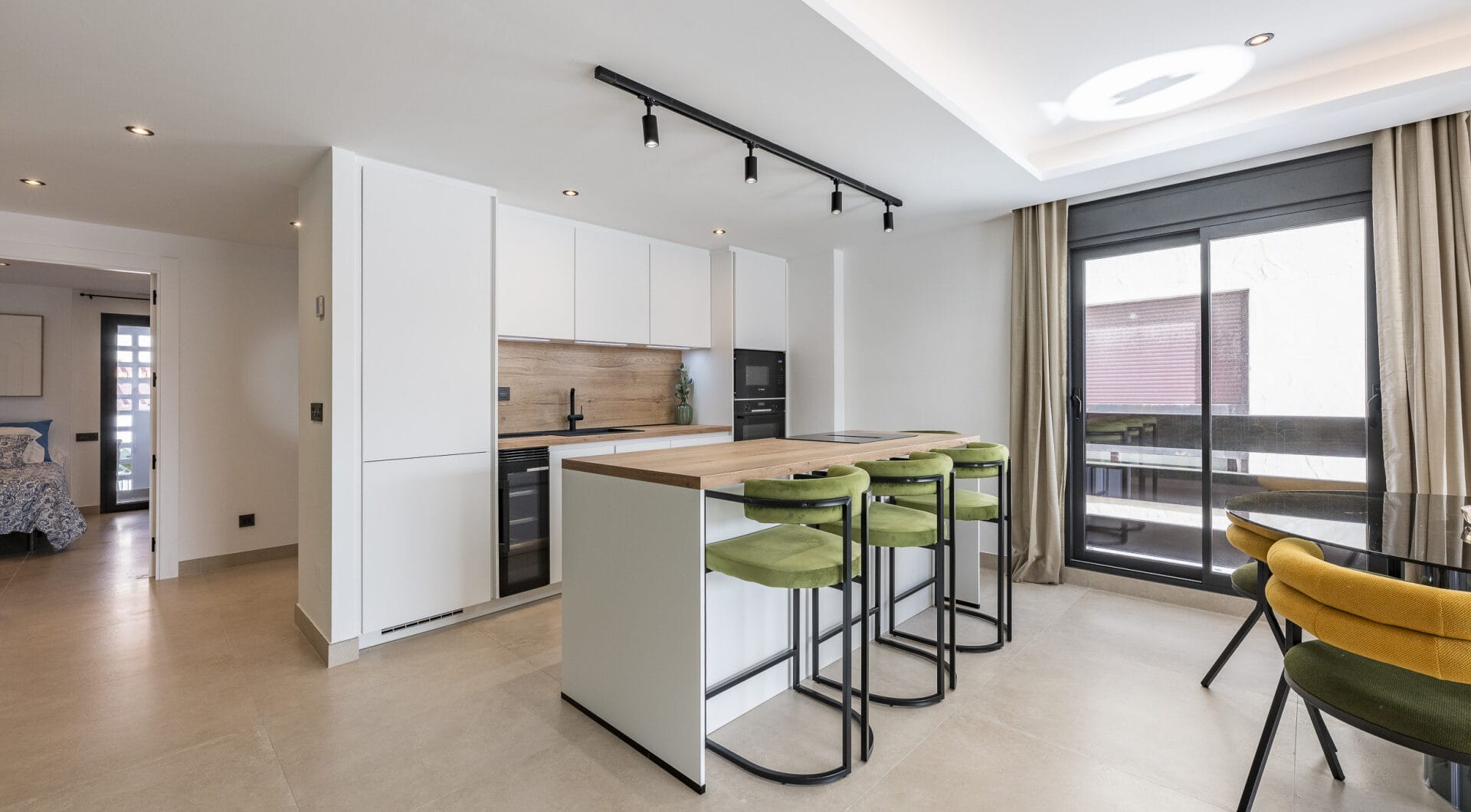 Beautifully renovated three-bedroom, east facing apartment, located in one of the most desirable complexes in Nueva Andalucia, La Maestranza.