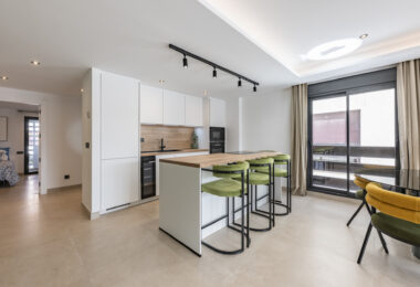 Beautifully renovated three-bedroom, east facing apartment, located in one of the most desirable complexes in Nueva Andalucia, La Maestranza.