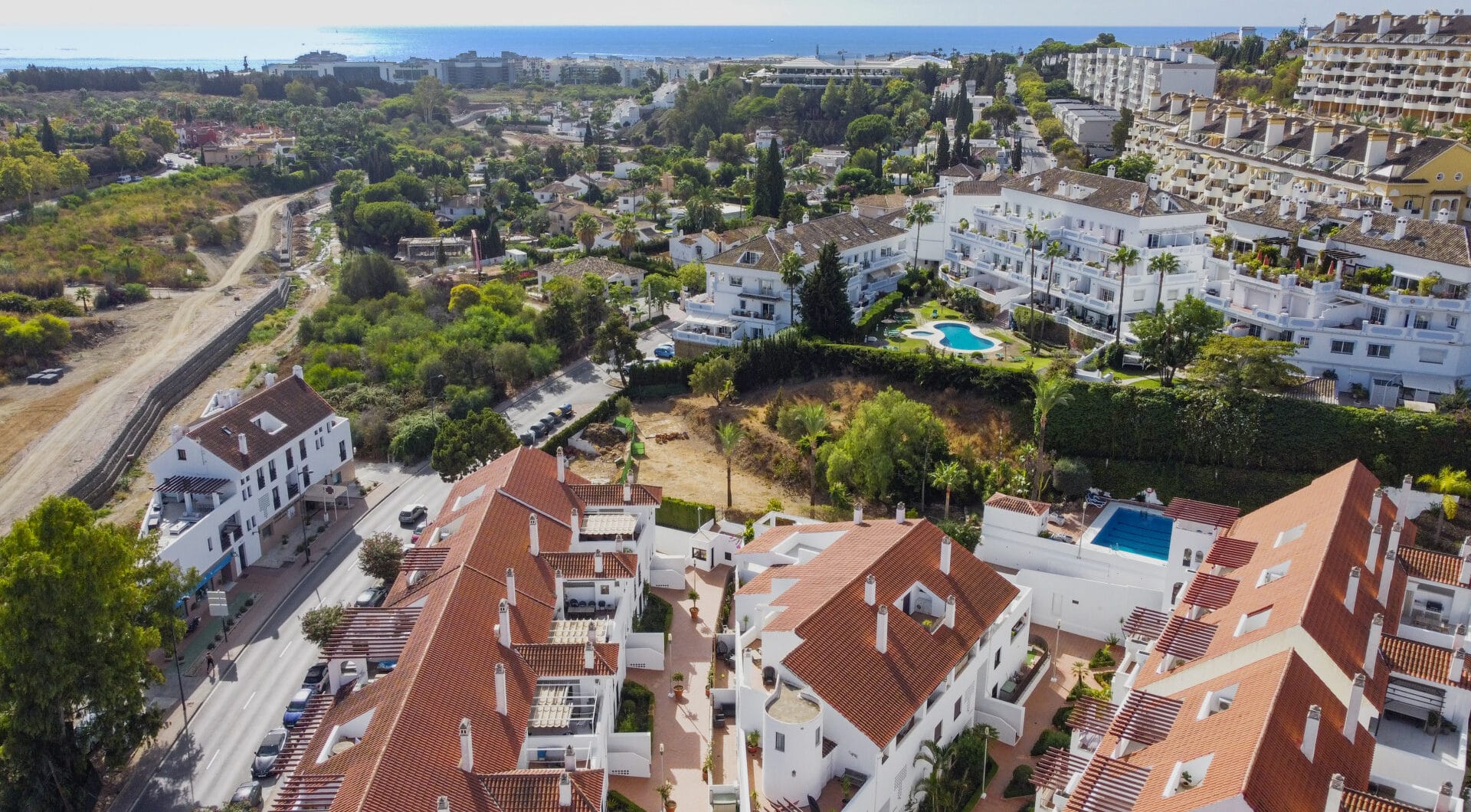 Beautifully renovated three-bedroom, east facing apartment, located in one of the most desirable complexes in Nueva Andalucia, La Maestranza.
