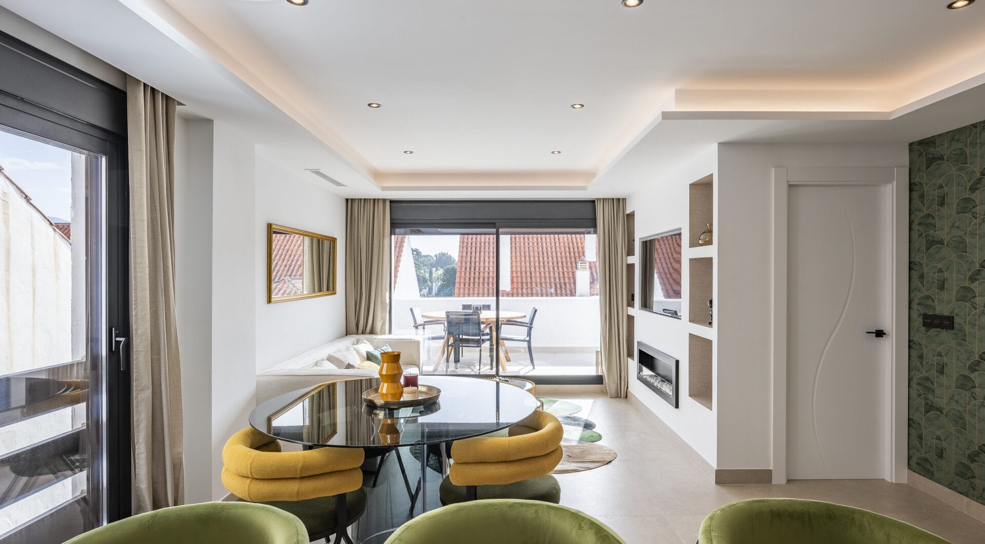 Beautifully renovated three-bedroom, east facing apartment, located in one of the most desirable complexes in Nueva Andalucia, La Maestranza.