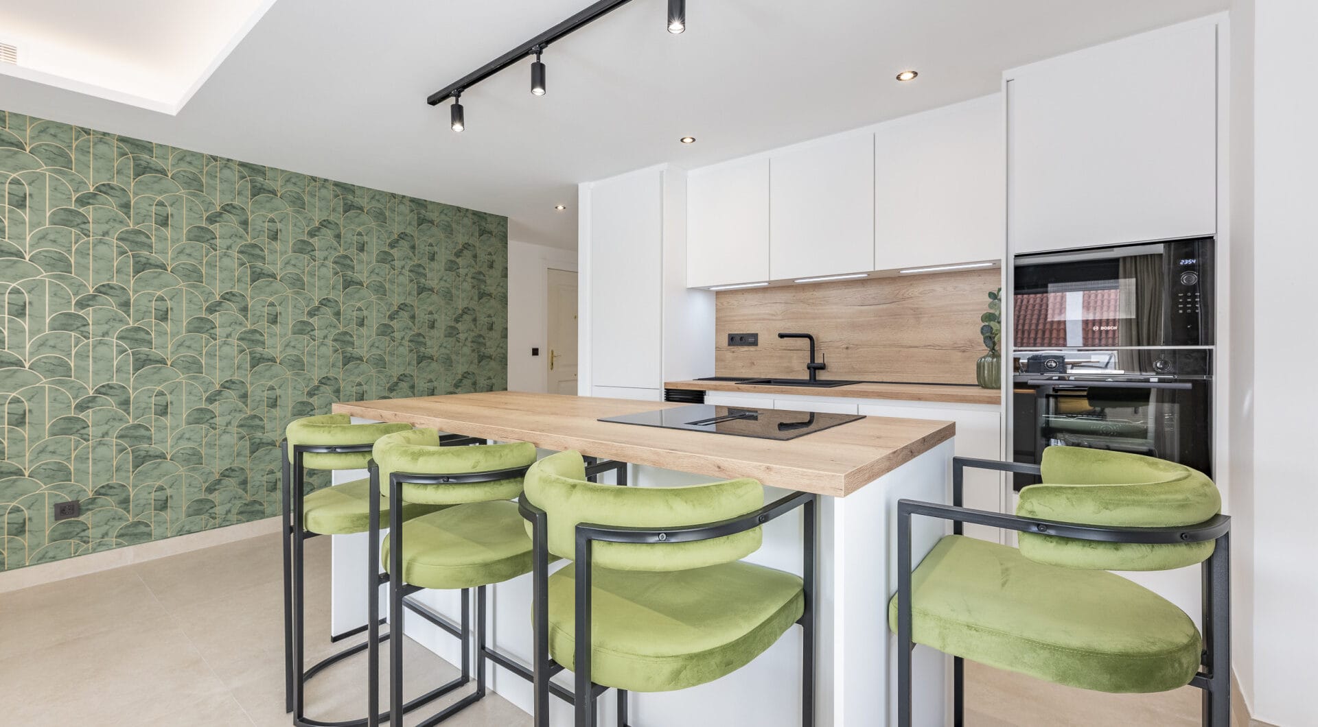 Beautifully renovated three-bedroom, east facing apartment, located in one of the most desirable complexes in Nueva Andalucia, La Maestranza.