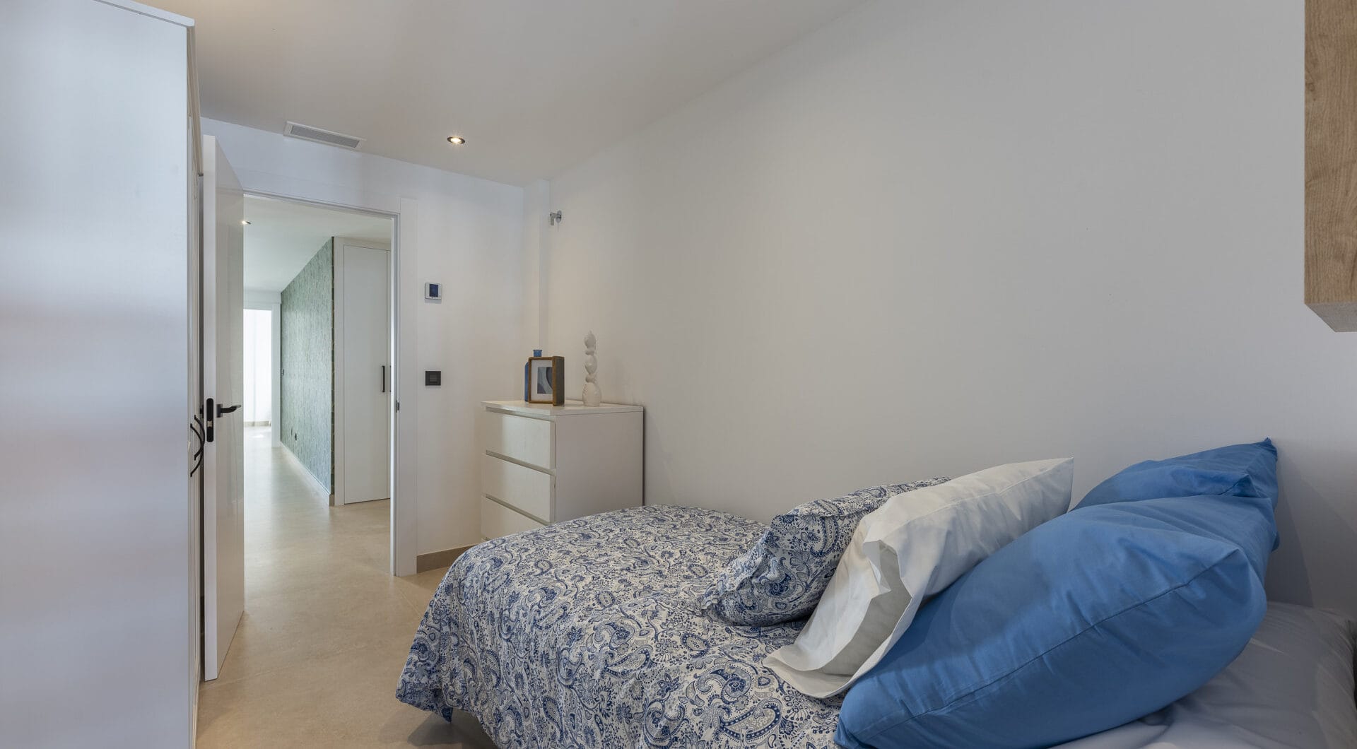 Beautifully renovated three-bedroom, east facing apartment, located in one of the most desirable complexes in Nueva Andalucia, La Maestranza.