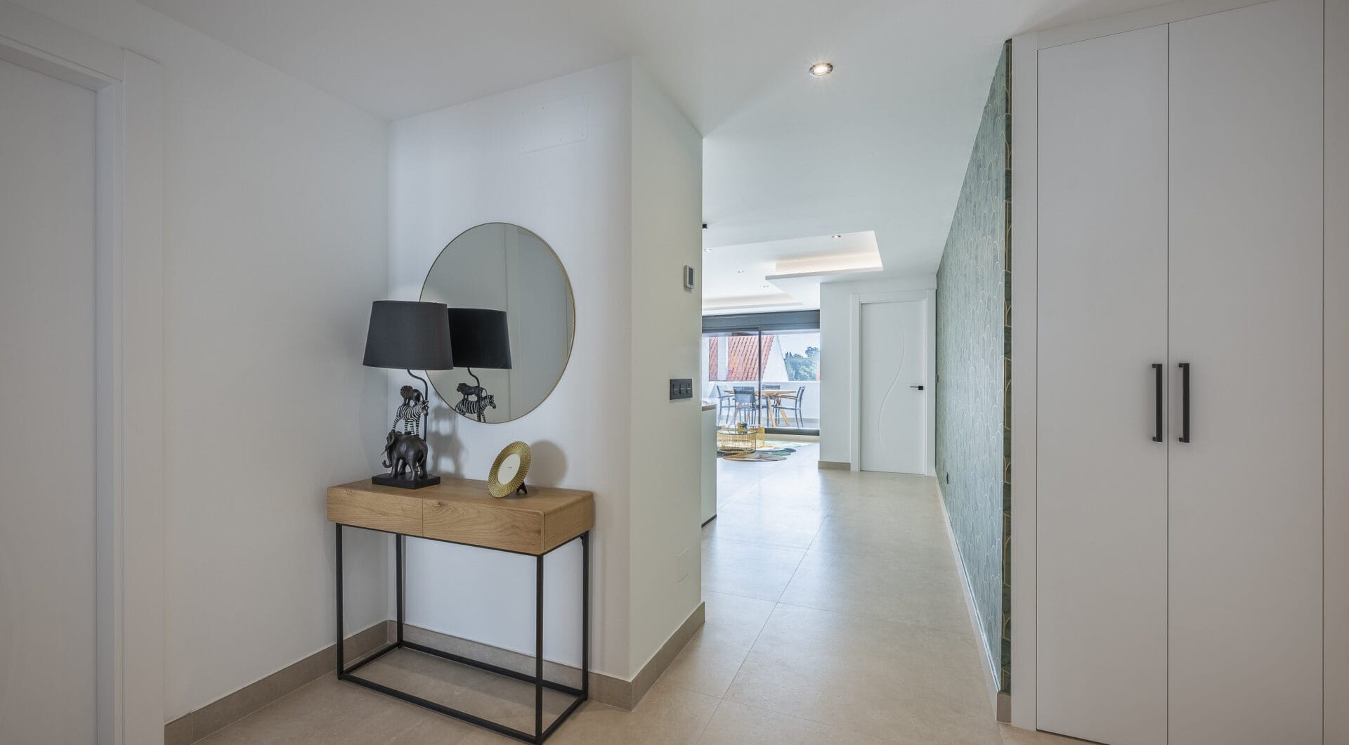 Beautifully renovated three-bedroom, east facing apartment, located in one of the most desirable complexes in Nueva Andalucia, La Maestranza.
