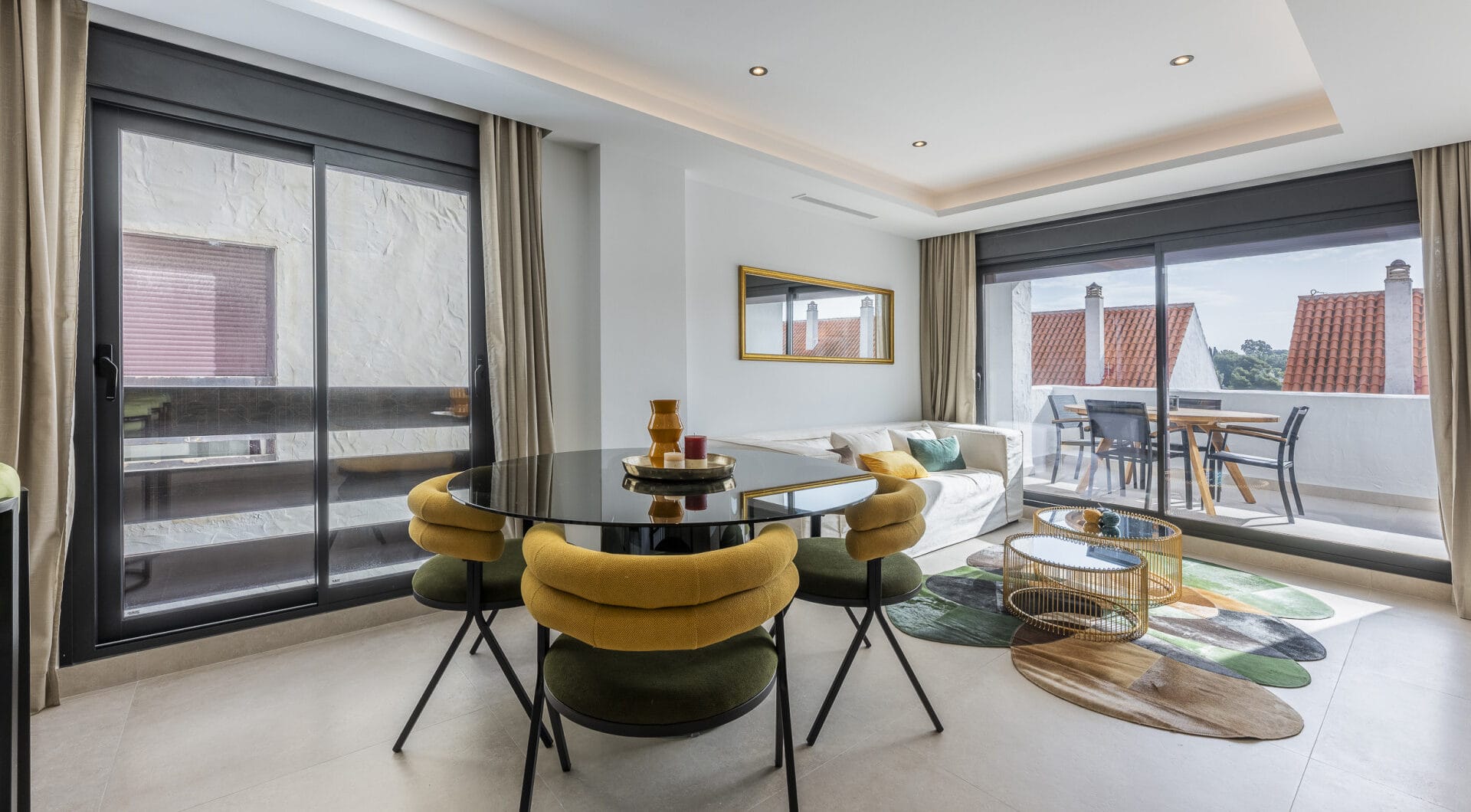 Beautifully renovated three-bedroom, east facing apartment, located in one of the most desirable complexes in Nueva Andalucia, La Maestranza.