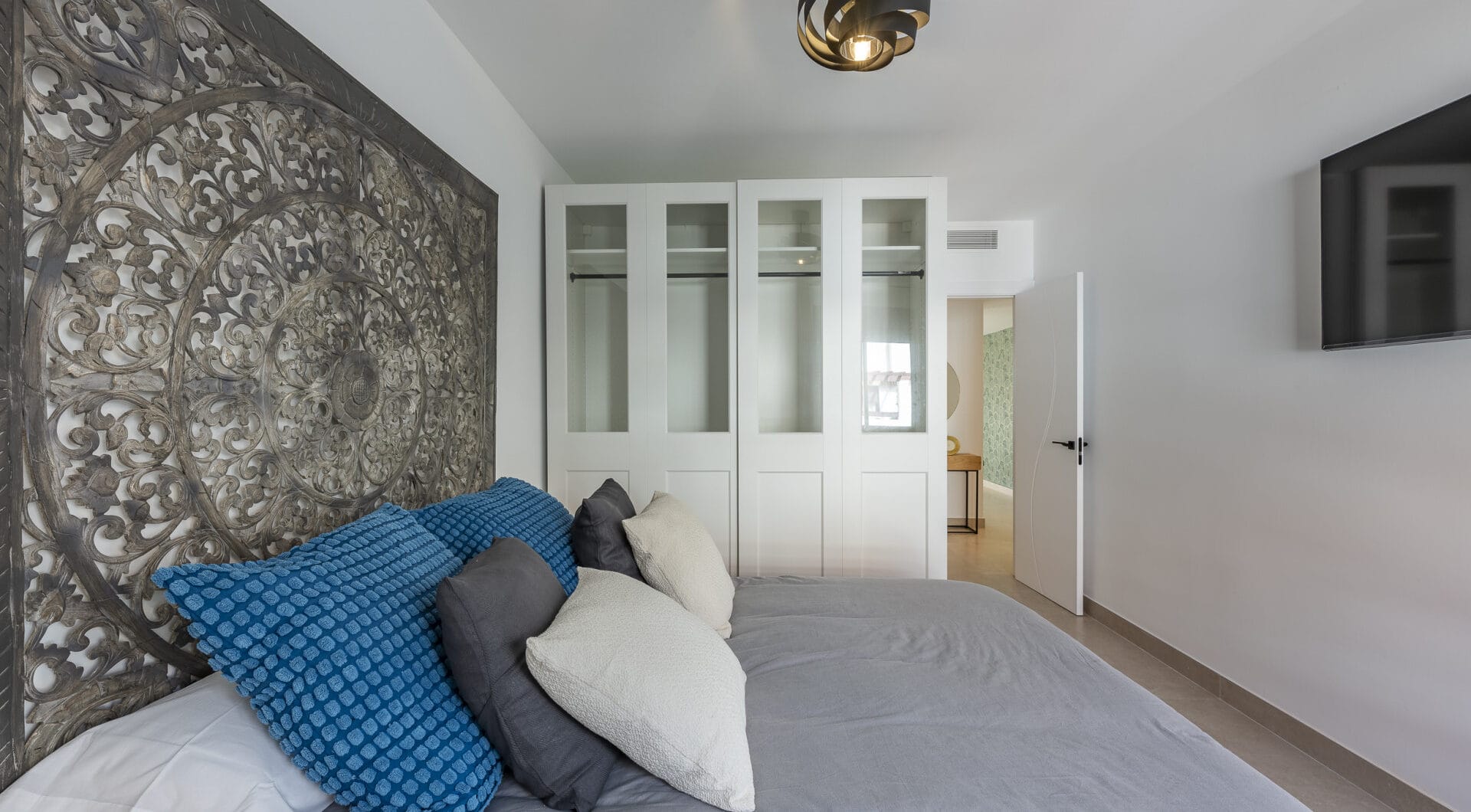 Beautifully renovated three-bedroom, east facing apartment, located in one of the most desirable complexes in Nueva Andalucia, La Maestranza.