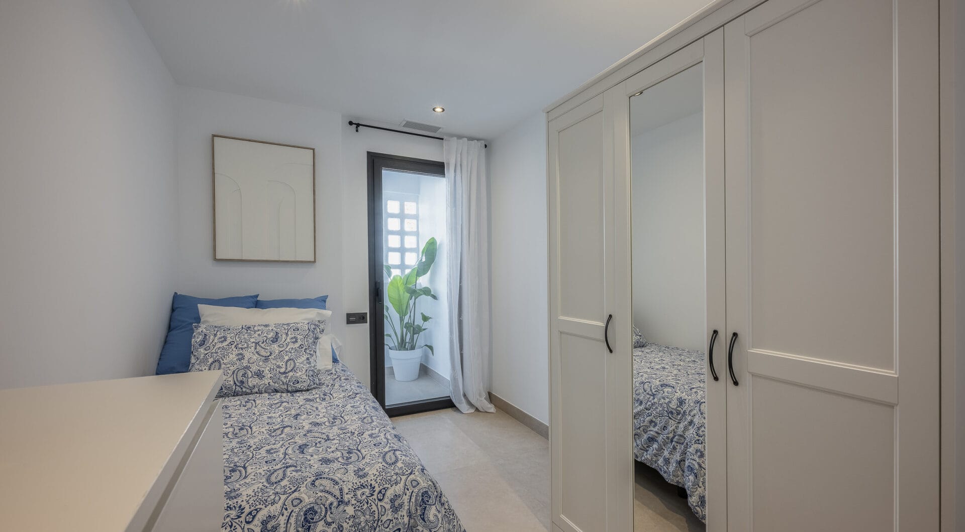 Beautifully renovated three-bedroom, east facing apartment, located in one of the most desirable complexes in Nueva Andalucia, La Maestranza.