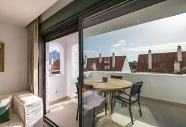 Beautifully renovated three-bedroom, east facing apartment, located in one of the most desirable complexes in Nueva Andalucia, La Maestranza.