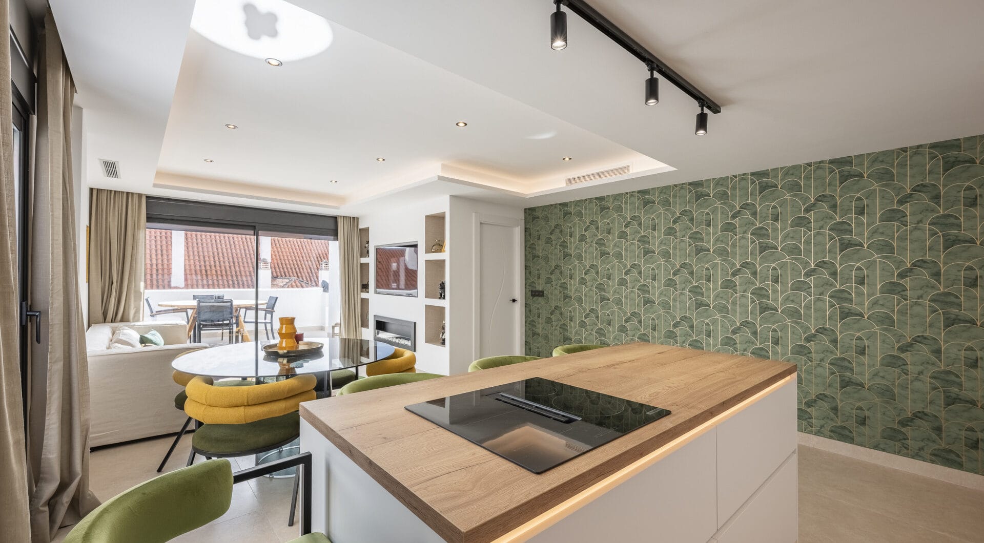 Beautifully renovated three-bedroom, east facing apartment, located in one of the most desirable complexes in Nueva Andalucia, La Maestranza.