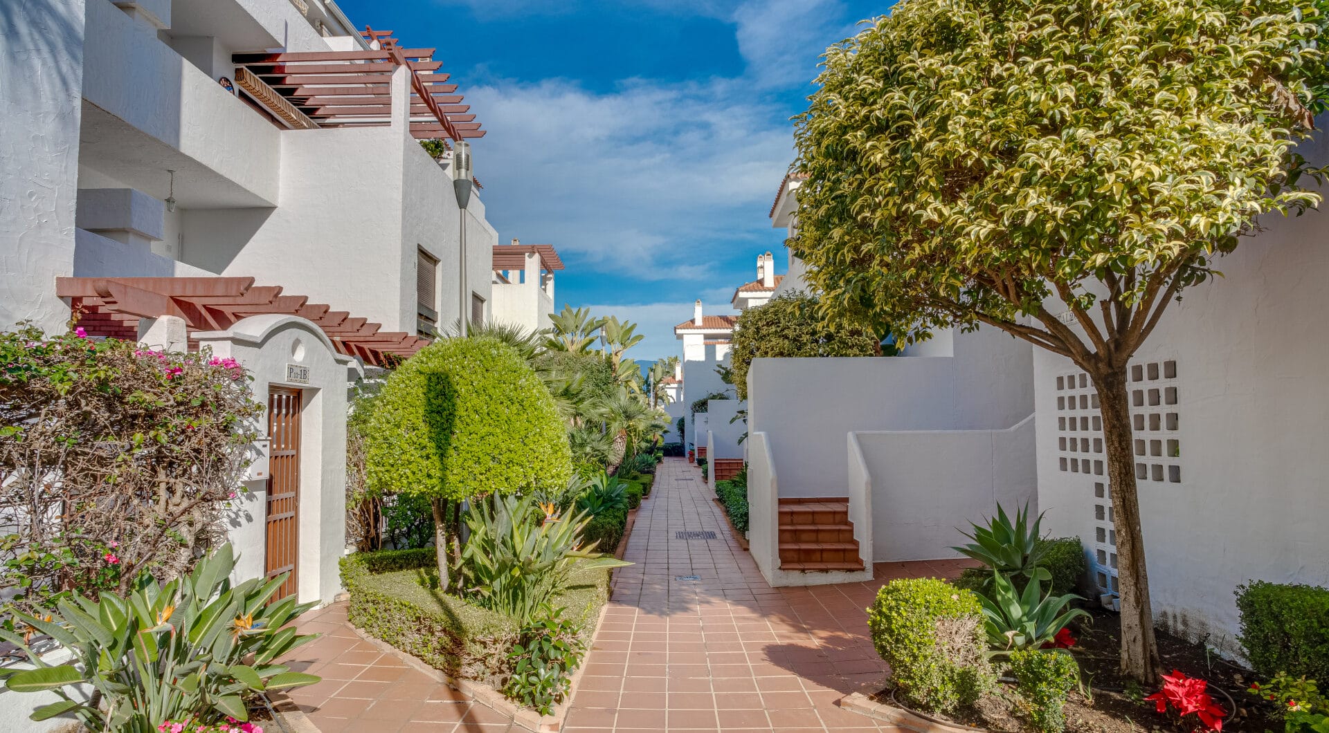 Beautifully renovated three-bedroom, east facing apartment, located in one of the most desirable complexes in Nueva Andalucia, La Maestranza.