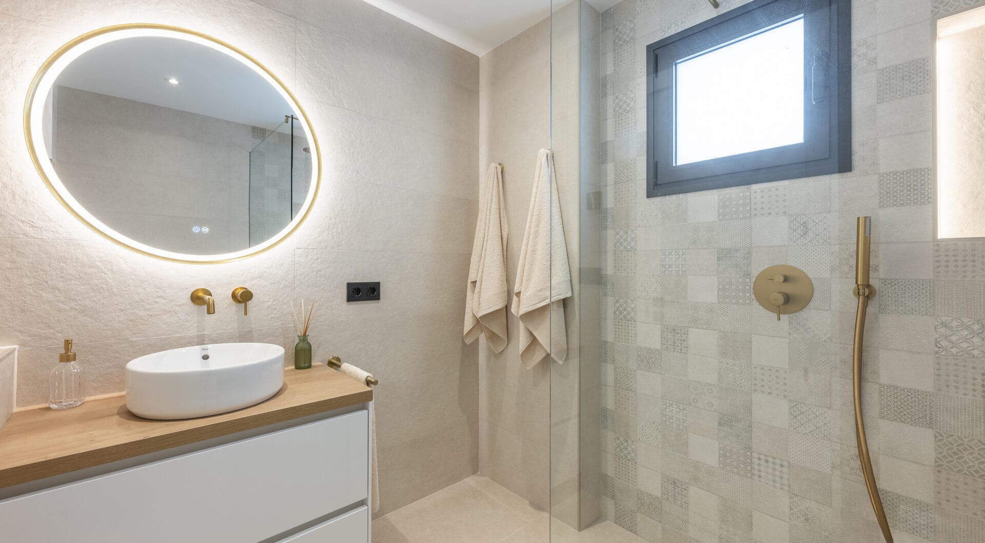 Beautifully renovated three-bedroom, east facing apartment, located in one of the most desirable complexes in Nueva Andalucia, La Maestranza.