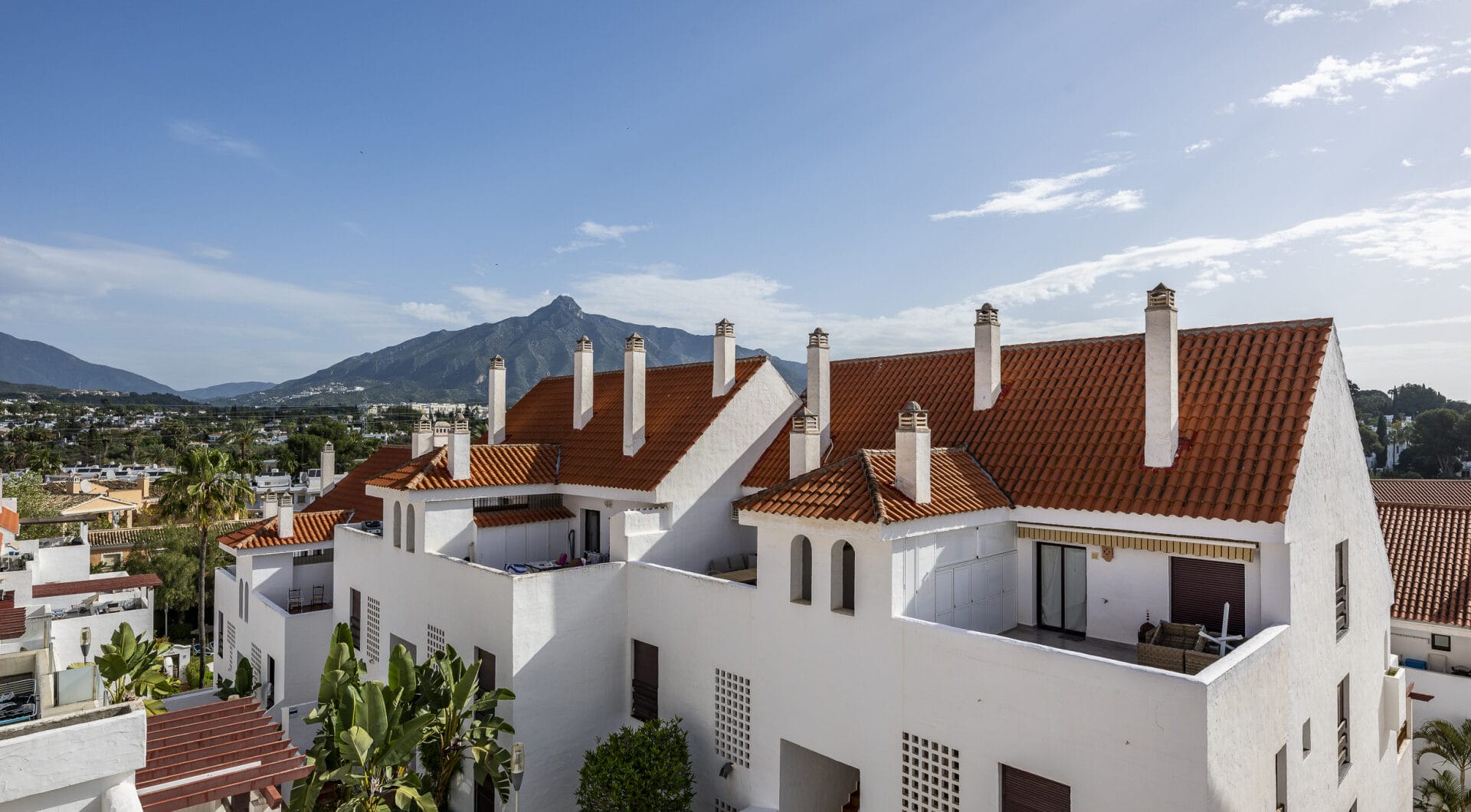 Beautifully renovated three-bedroom, east facing apartment, located in one of the most desirable complexes in Nueva Andalucia, La Maestranza.