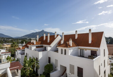 Beautifully renovated three-bedroom, east facing apartment, located in one of the most desirable complexes in Nueva Andalucia, La Maestranza.
