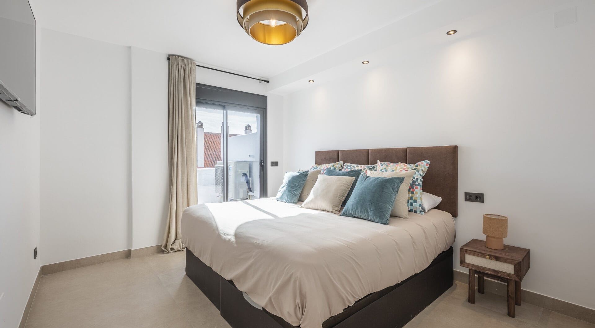 Beautifully renovated three-bedroom, east facing apartment, located in one of the most desirable complexes in Nueva Andalucia, La Maestranza.