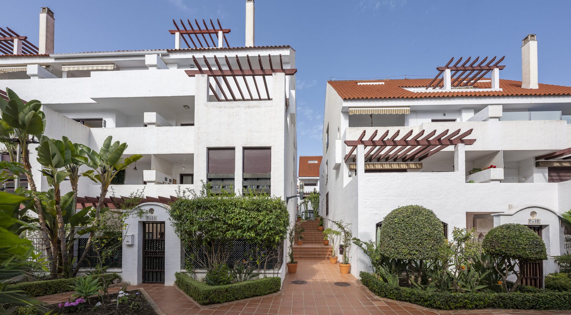 Beautifully renovated three-bedroom, east facing apartment, located in one of the most desirable complexes in Nueva Andalucia, La Maestranza.