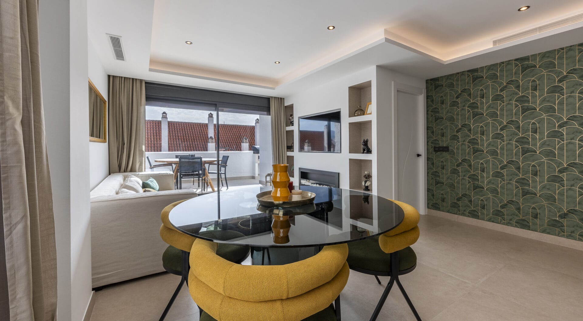 Beautifully renovated three-bedroom, east facing apartment, located in one of the most desirable complexes in Nueva Andalucia, La Maestranza.