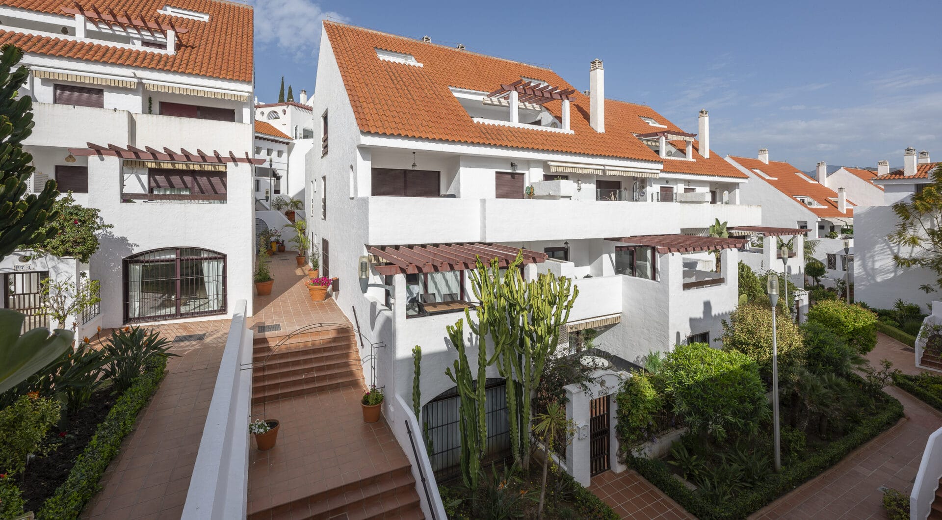 Beautifully renovated three-bedroom, east facing apartment, located in one of the most desirable complexes in Nueva Andalucia, La Maestranza.