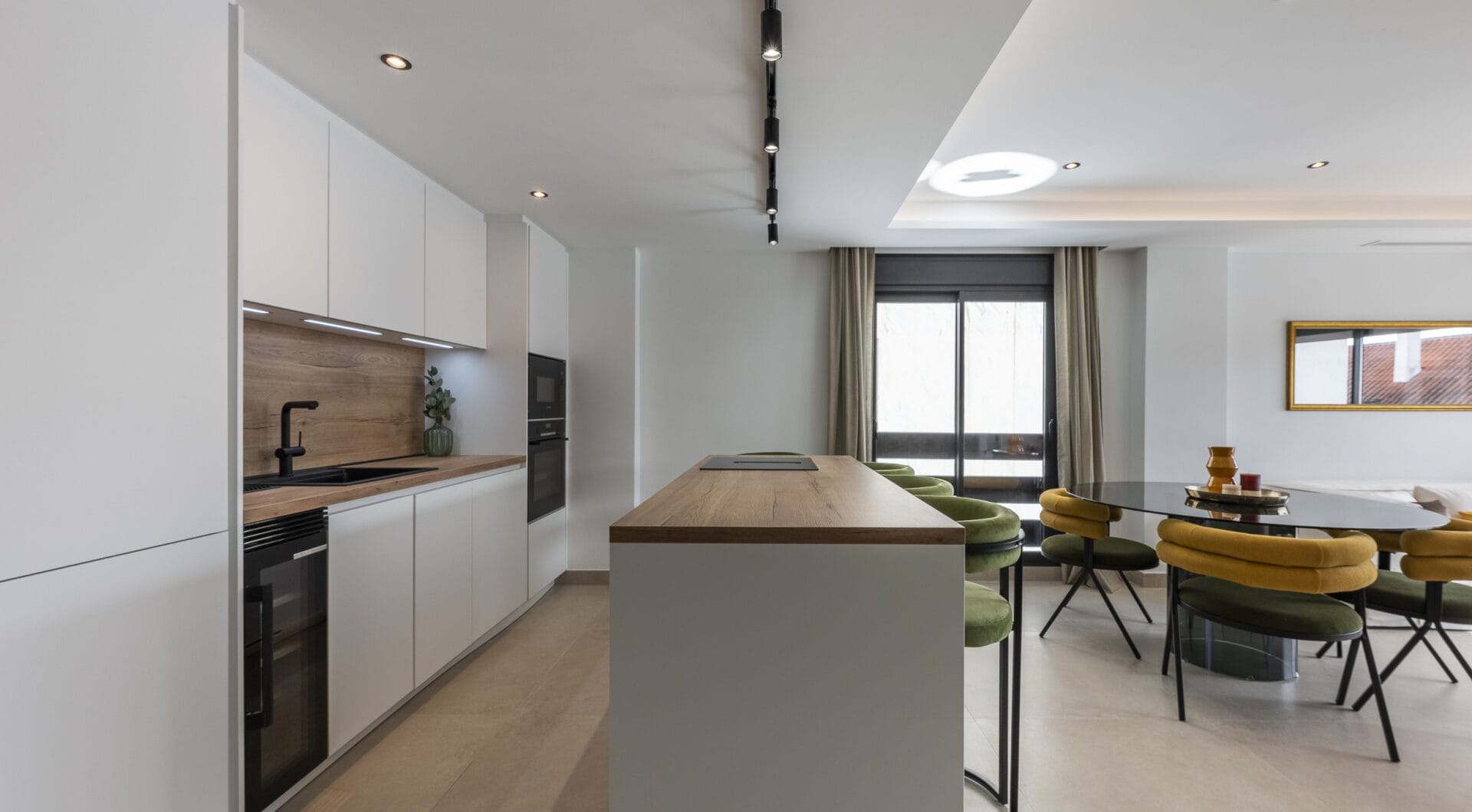 Beautifully renovated three-bedroom, east facing apartment, located in one of the most desirable complexes in Nueva Andalucia, La Maestranza.