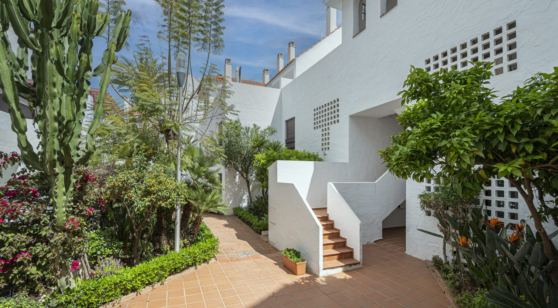 Beautifully renovated three-bedroom, east facing apartment, located in one of the most desirable complexes in Nueva Andalucia, La Maestranza.