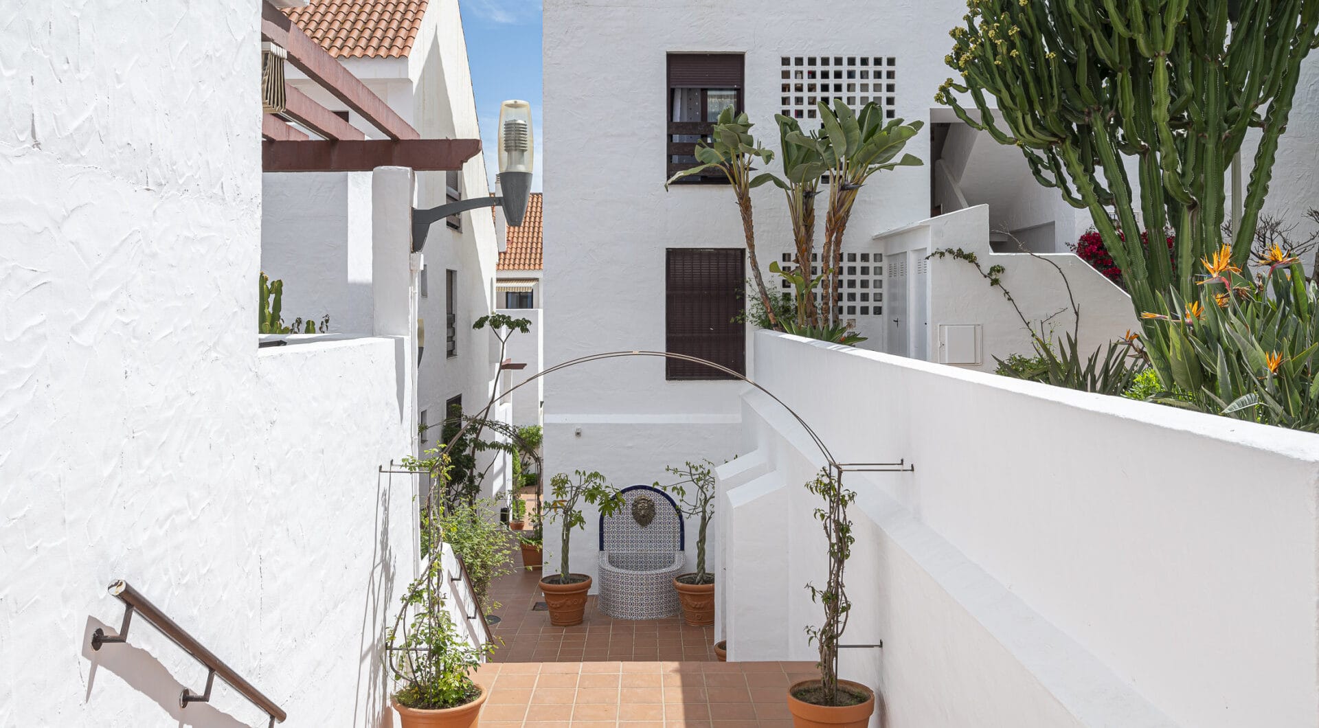 Beautifully renovated three-bedroom, east facing apartment, located in one of the most desirable complexes in Nueva Andalucia, La Maestranza.