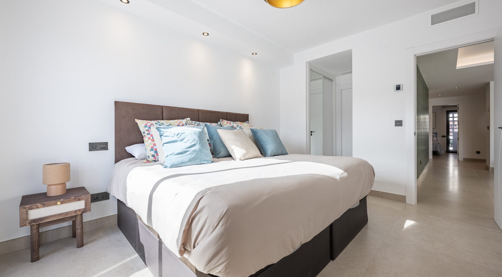 Beautifully renovated three-bedroom, east facing apartment, located in one of the most desirable complexes in Nueva Andalucia, La Maestranza.