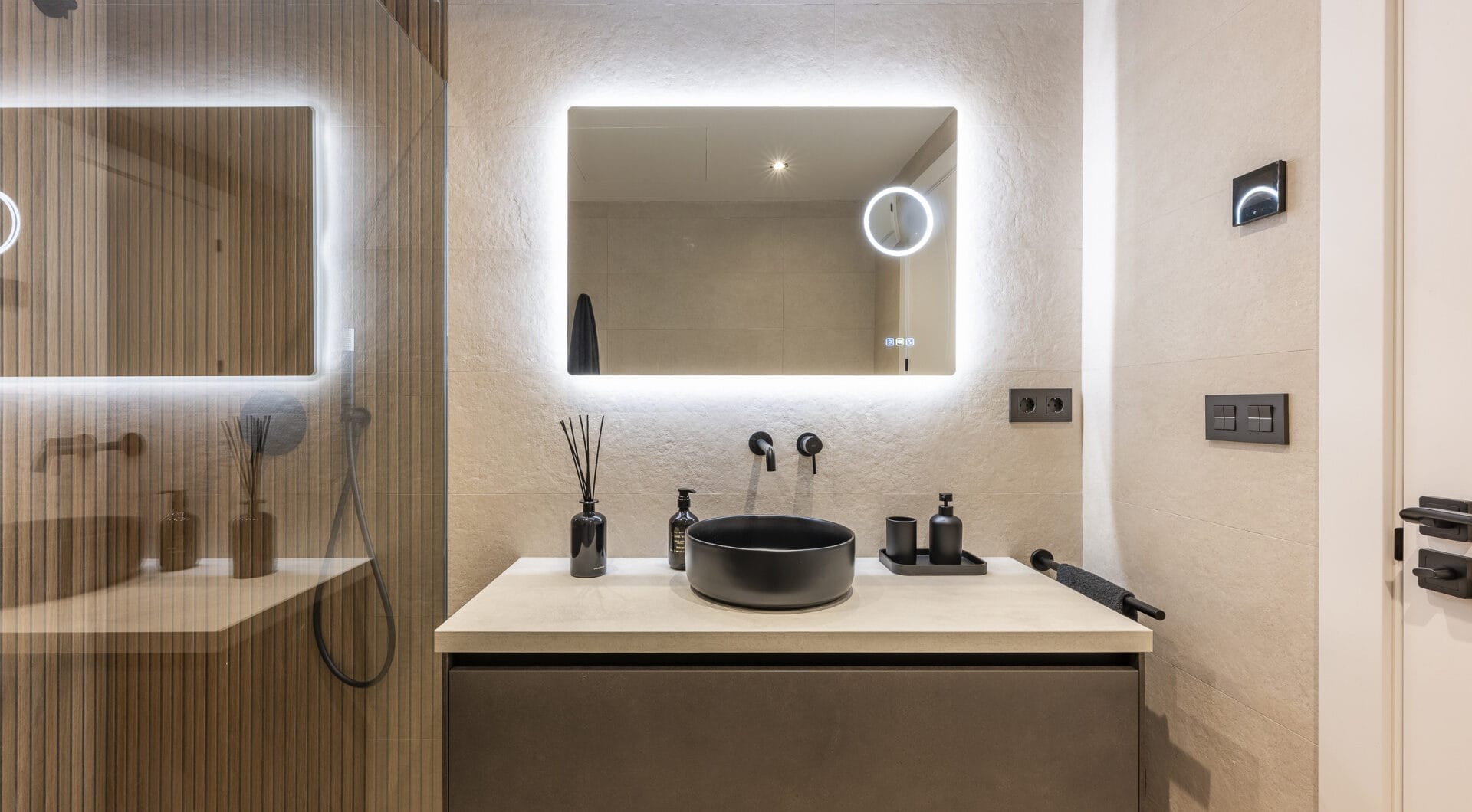 Beautifully renovated three-bedroom, east facing apartment, located in one of the most desirable complexes in Nueva Andalucia, La Maestranza.