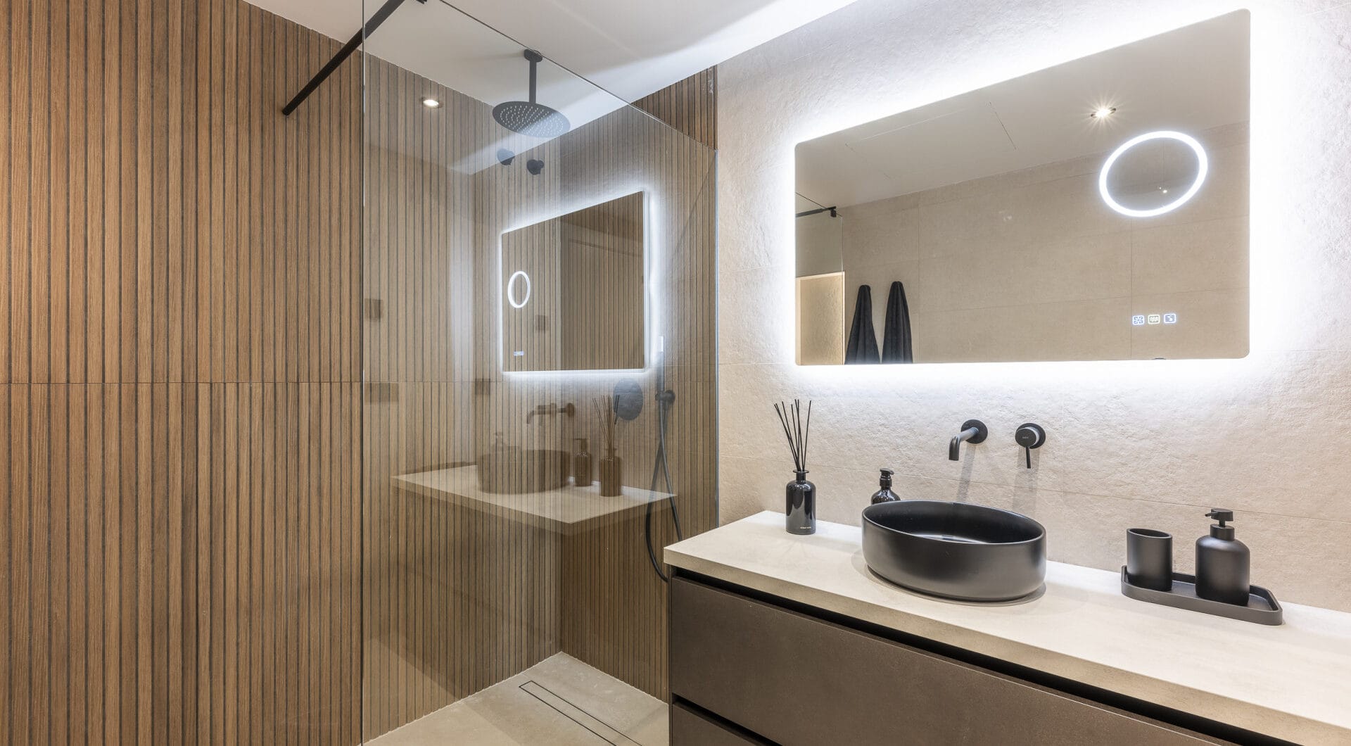 Beautifully renovated three-bedroom, east facing apartment, located in one of the most desirable complexes in Nueva Andalucia, La Maestranza.