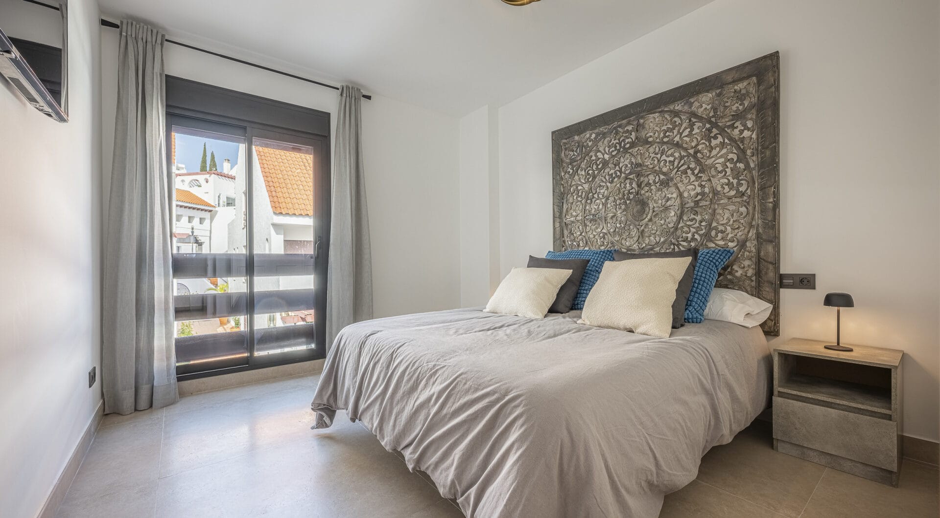 Beautifully renovated three-bedroom, east facing apartment, located in one of the most desirable complexes in Nueva Andalucia, La Maestranza.