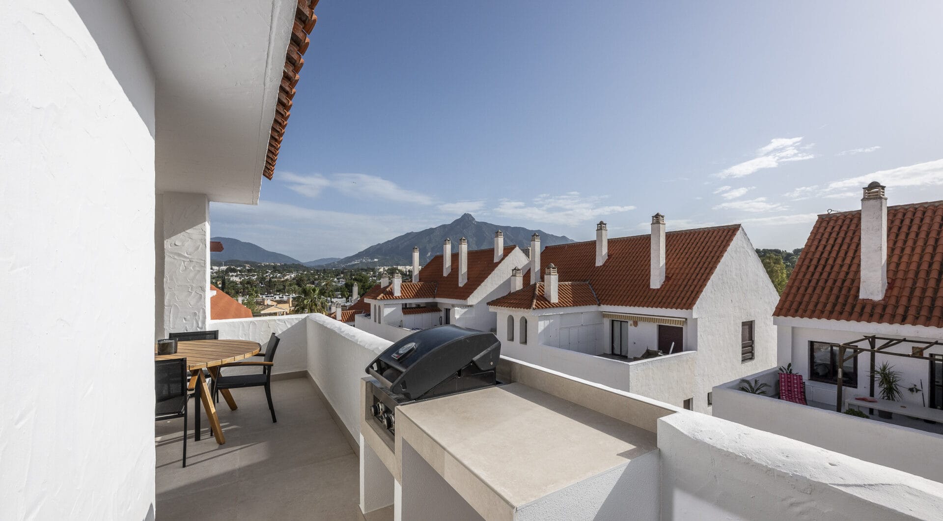 Beautifully renovated three-bedroom, east facing apartment, located in one of the most desirable complexes in Nueva Andalucia, La Maestranza.