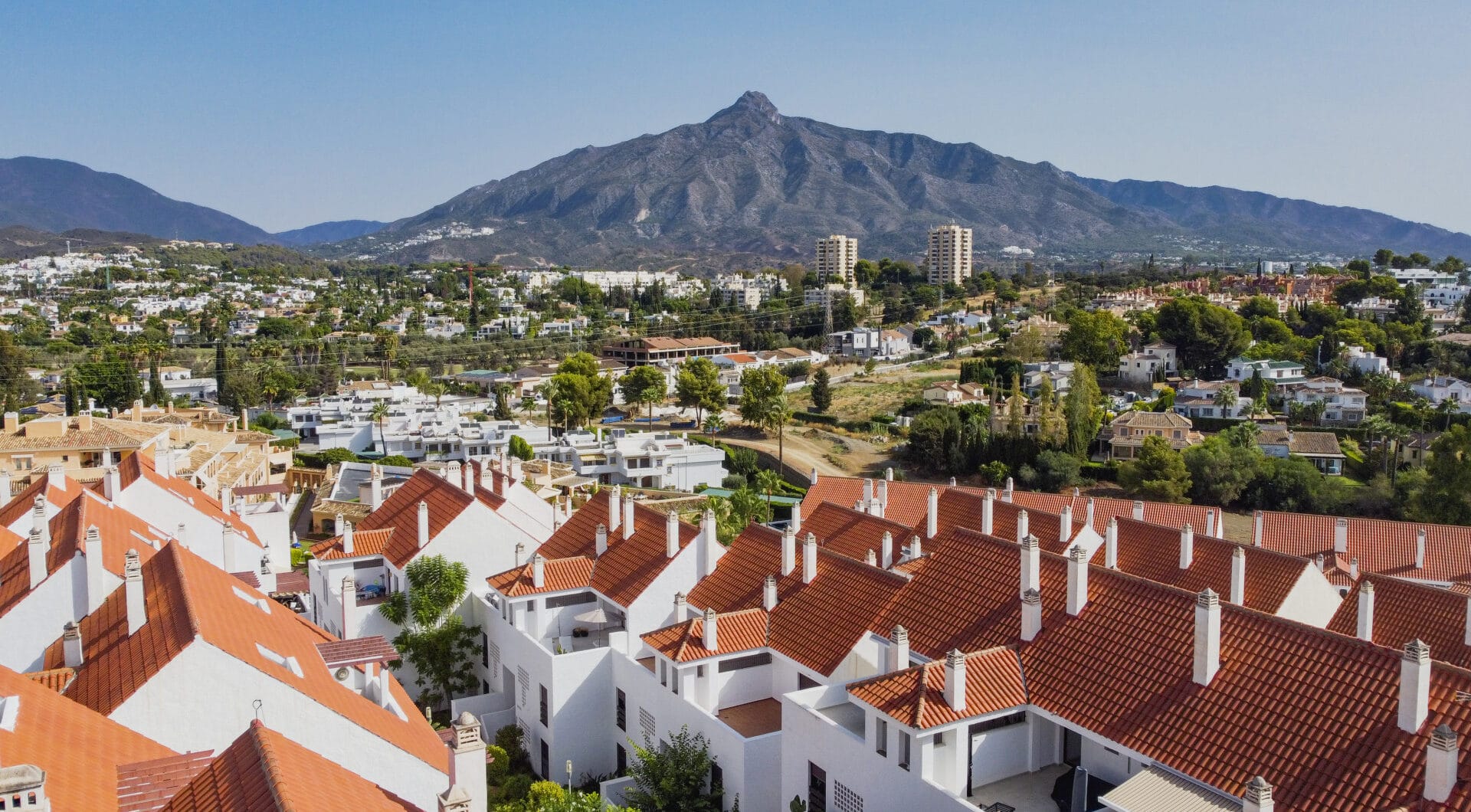 Beautifully renovated three-bedroom, east facing apartment, located in one of the most desirable complexes in Nueva Andalucia, La Maestranza.