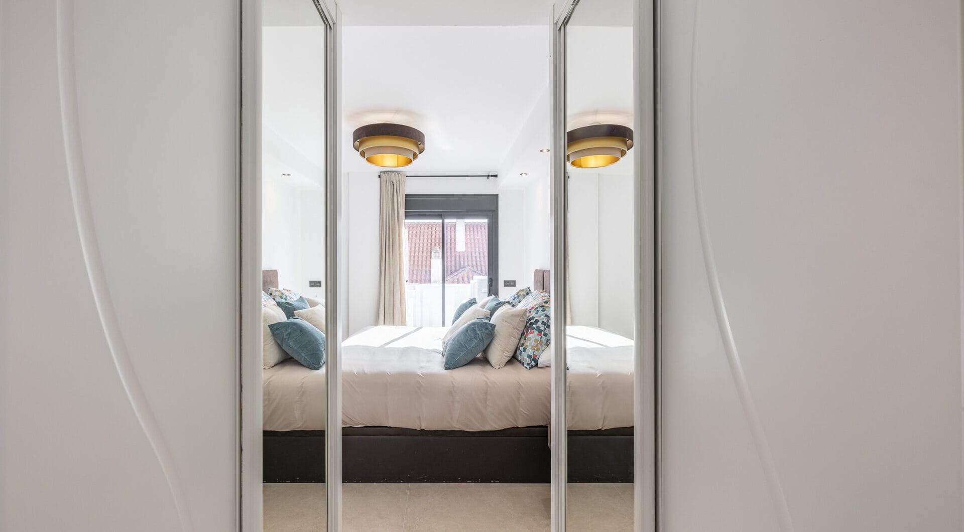 Beautifully renovated three-bedroom, east facing apartment, located in one of the most desirable complexes in Nueva Andalucia, La Maestranza.