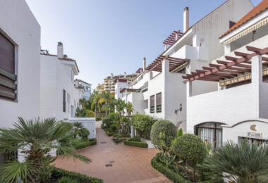Beautifully renovated three-bedroom, east facing apartment, located in one of the most desirable complexes in Nueva Andalucia, La Maestranza.