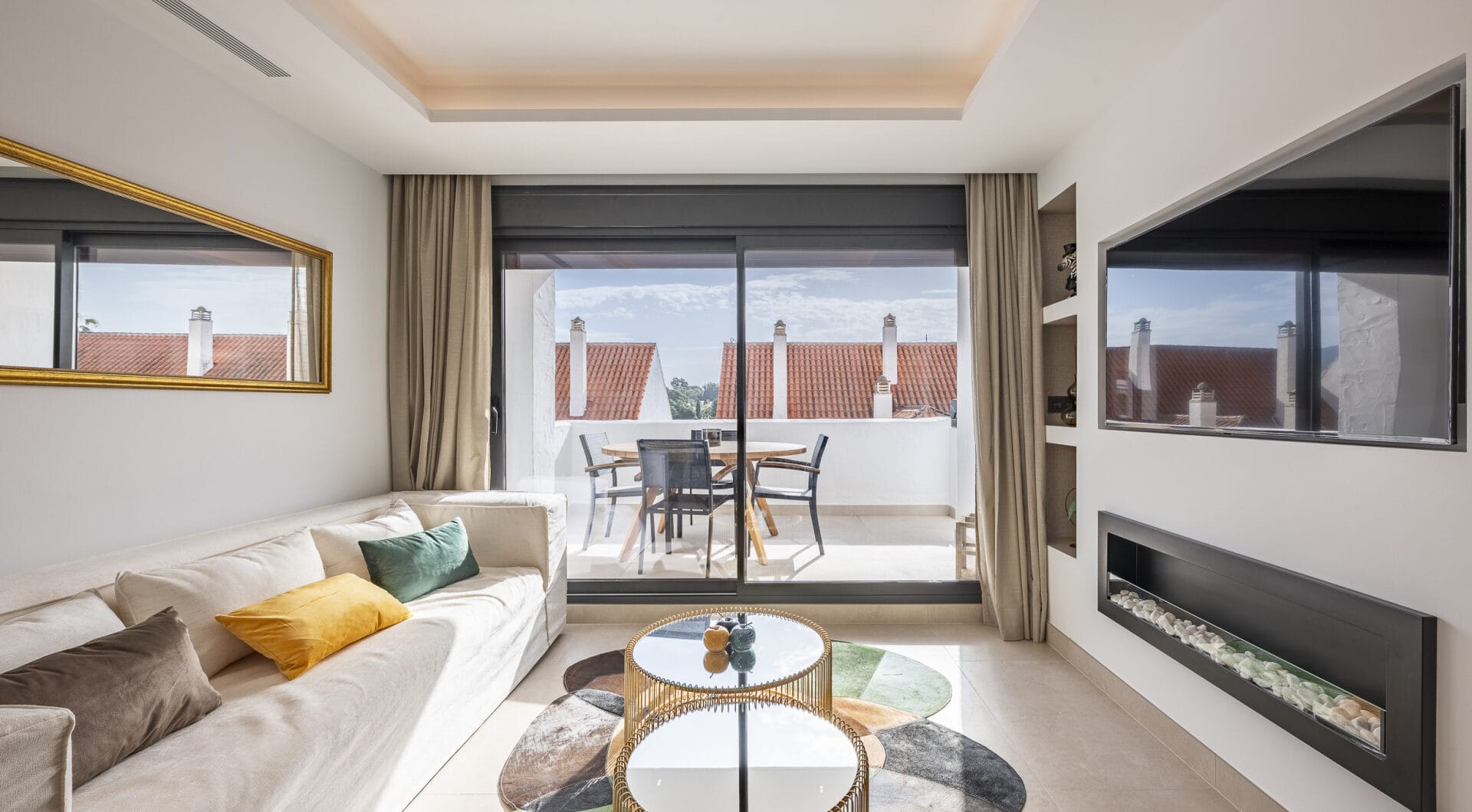 Beautifully renovated three-bedroom, east facing apartment, located in one of the most desirable complexes in Nueva Andalucia, La Maestranza.