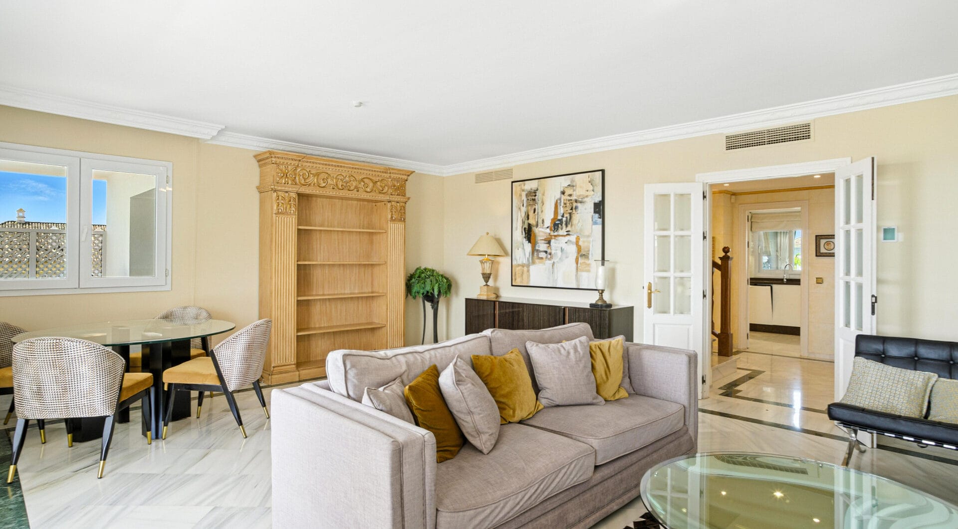 Wonderful three bedroom, south east facing duplex penthouse in the exclusive and gated community of Monte Paraiso on the Golden Mile