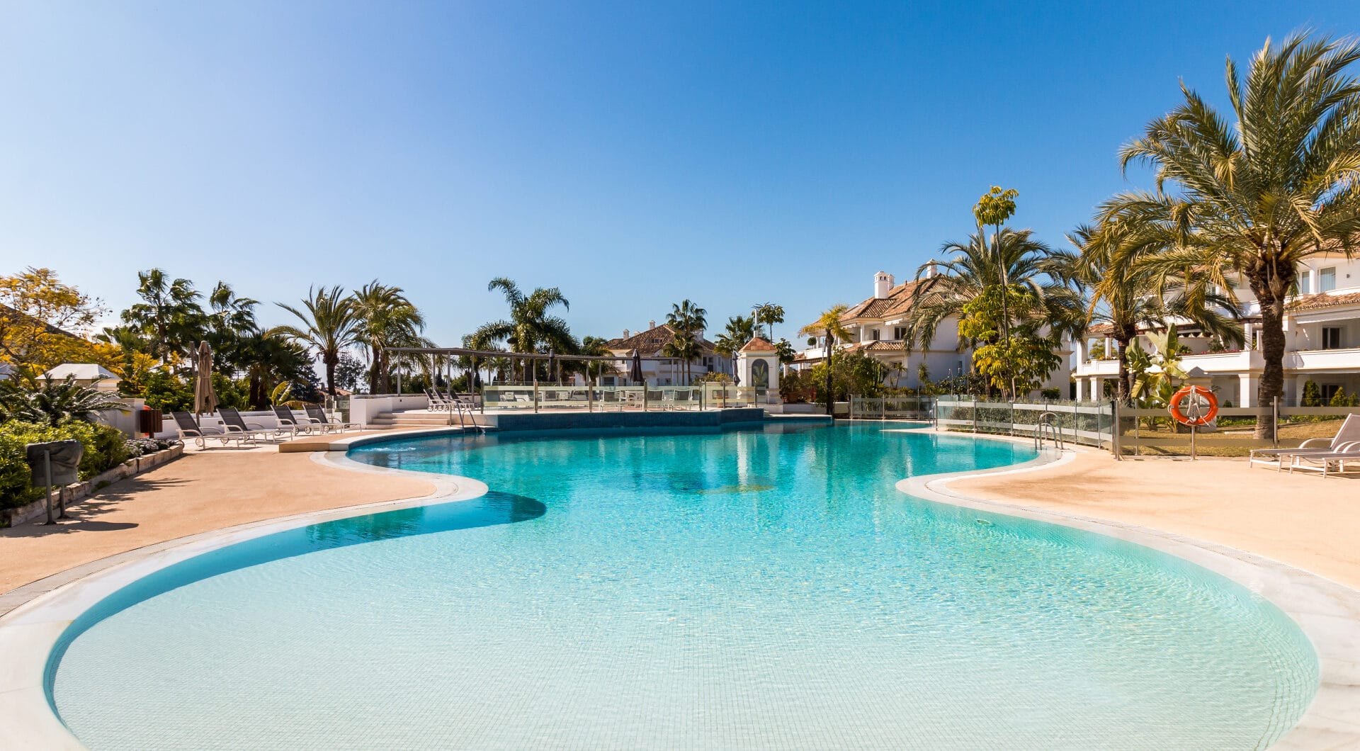Wonderful three bedroom, south east facing duplex penthouse in the exclusive and gated community of Monte Paraiso on the Golden Mile