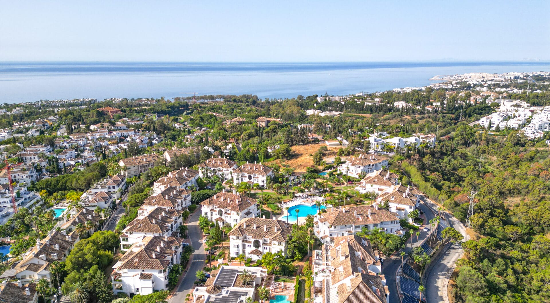 Wonderful three bedroom, south east facing duplex penthouse in the exclusive and gated community of Monte Paraiso on the Golden Mile