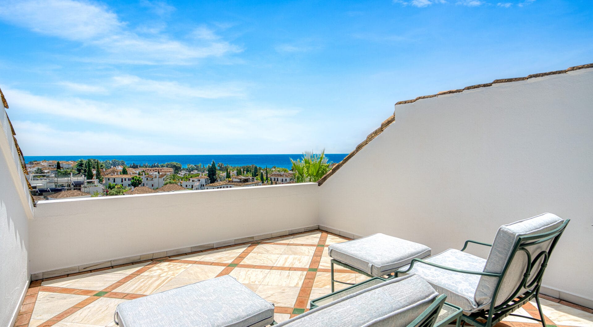 Wonderful three bedroom, south east facing duplex penthouse in the exclusive and gated community of Monte Paraiso on the Golden Mile