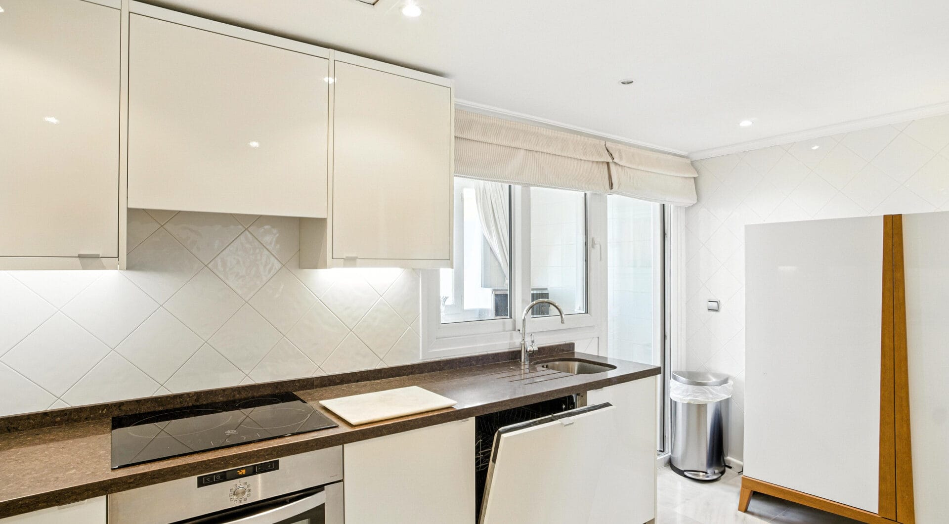 Wonderful three bedroom, south east facing duplex penthouse in the exclusive and gated community of Monte Paraiso on the Golden Mile