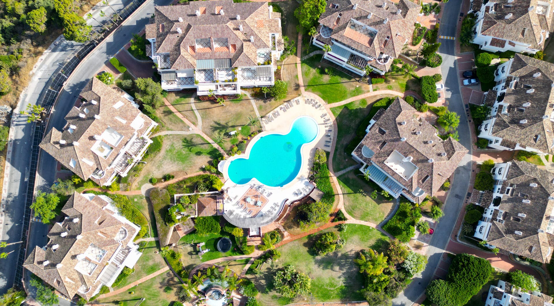 Wonderful three bedroom, south east facing duplex penthouse in the exclusive and gated community of Monte Paraiso on the Golden Mile