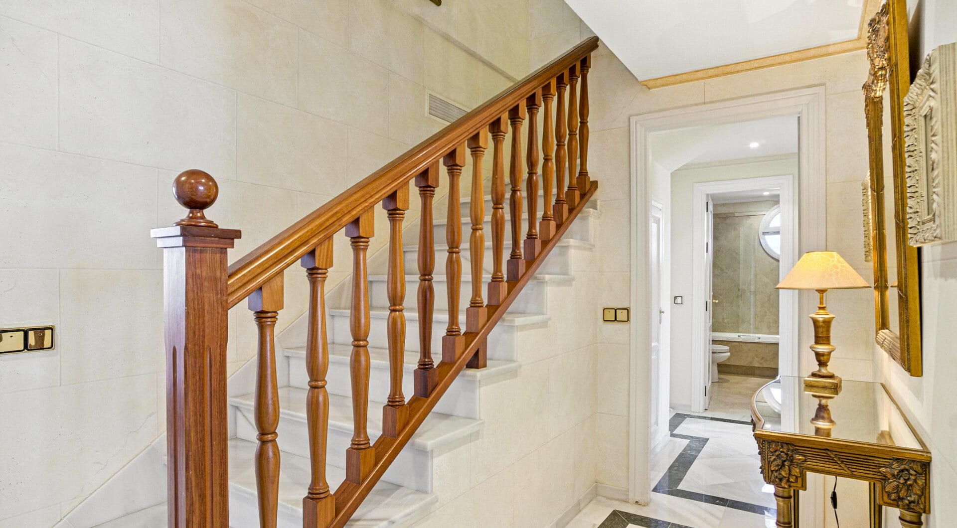 Wonderful three bedroom, south east facing duplex penthouse in the exclusive and gated community of Monte Paraiso on the Golden Mile