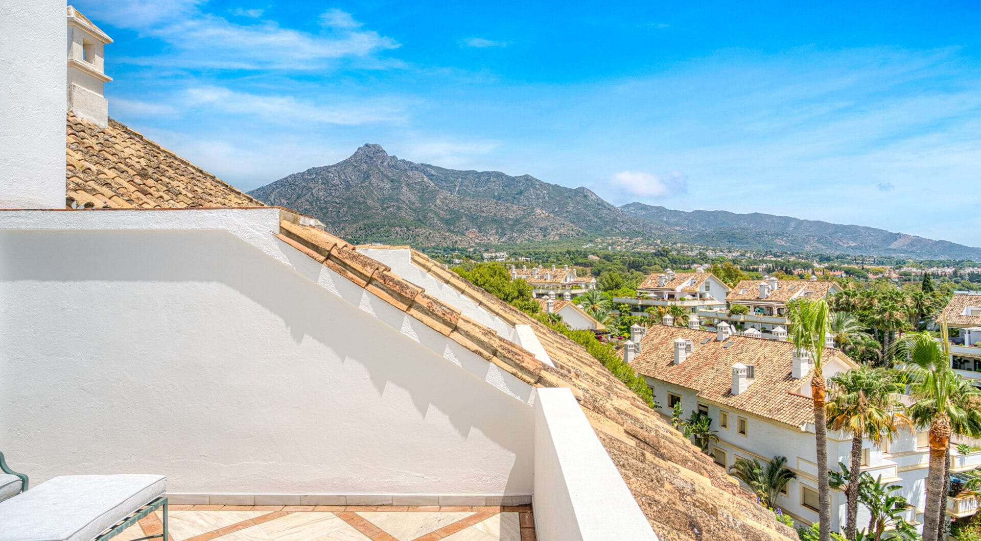 Wonderful three bedroom, south east facing duplex penthouse in the exclusive and gated community of Monte Paraiso on the Golden Mile