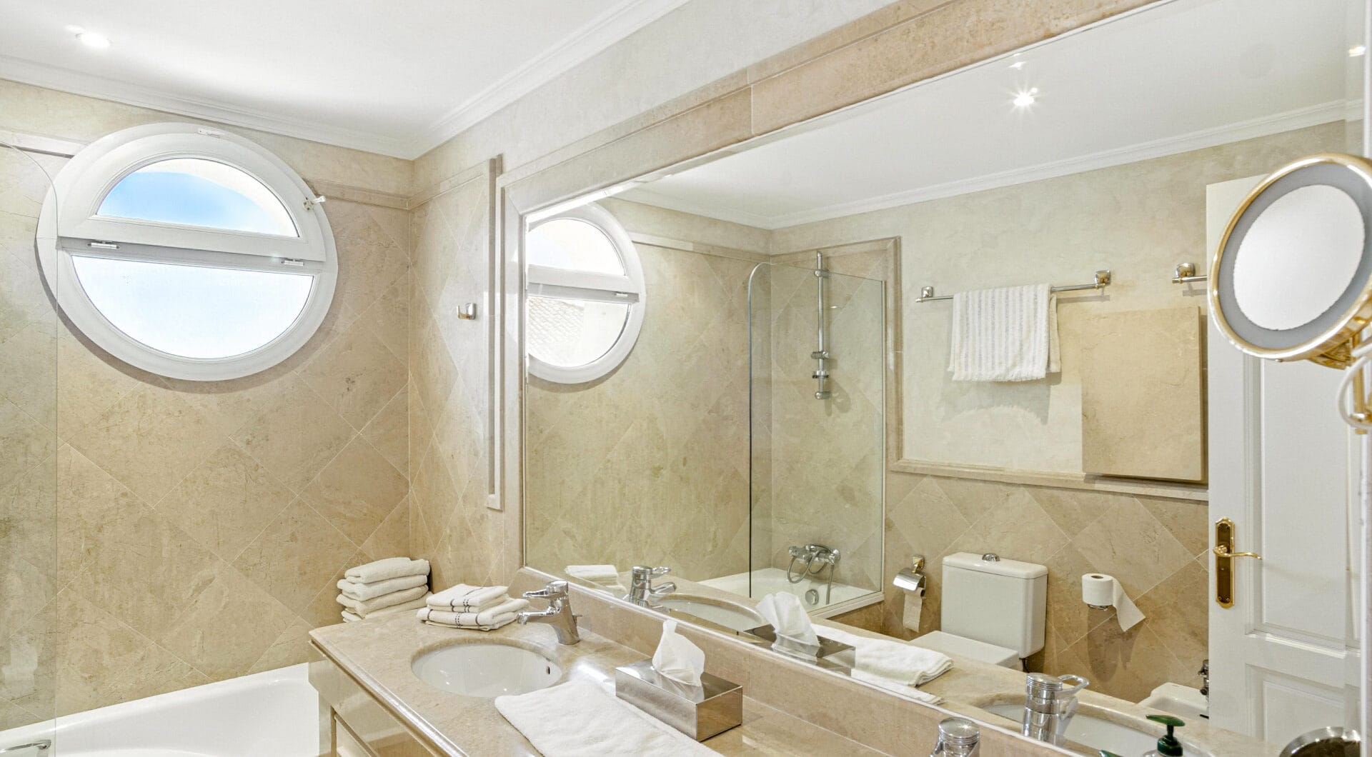 Wonderful three bedroom, south east facing duplex penthouse in the exclusive and gated community of Monte Paraiso on the Golden Mile